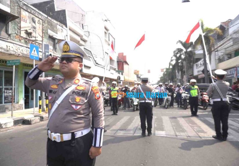 Hentikan Aktivitas Sejenak! Satlantas Polres Mojokerto Kota Gelar Detik-Detik Proklamasi di Simpang Miji