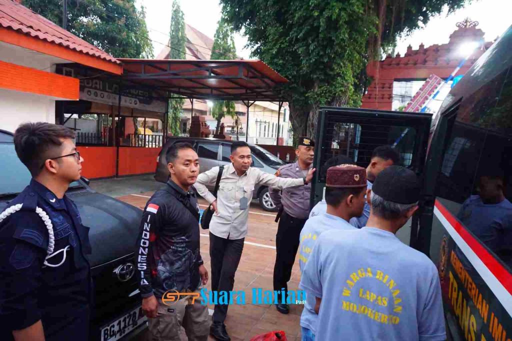 Kurangi Kepadatan Hunian, 35 Napi Lapas Mojokerto Dimutasi ke Madiun