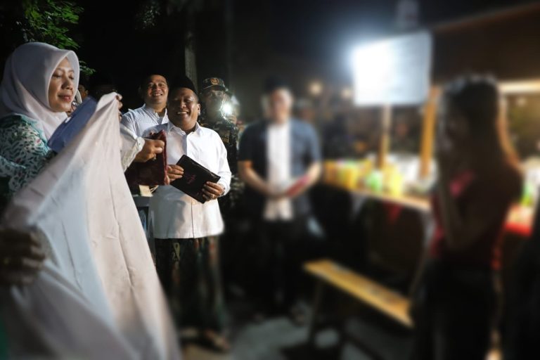 Jelang Muktamar ke-35 NU, Satpol PP Jombang Bagikan 500 Kerudung ke Pedagang