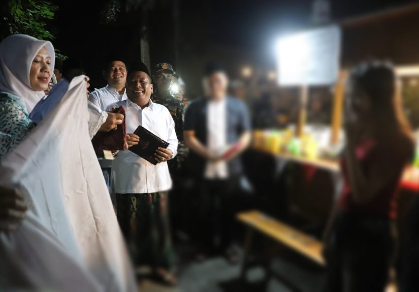 Jelang Muktamar ke-35 NU, Satpol PP Jombang Bagikan 500 Kerudung ke Pedagang