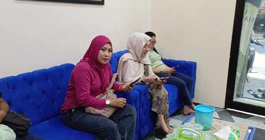 Keberangkatan Umrah Ditunda, Puluhan Calon Jamaah Datangi Kantor Travel di Mojokerto