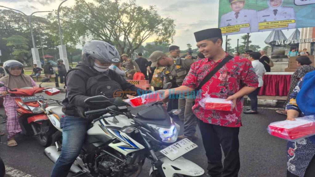 Tanpa Beban APBD, Diskominfo Sidoarjo Bagikan 1.000 Takjil Hasil Gotong Royong OPD di Alun-Alun