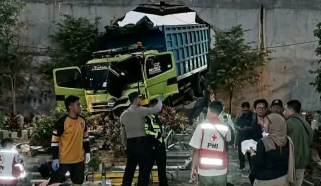 Faktor Kesehatan Diduga Picu Maut, Sopir Truk Asal Jombang Tewas Tabrak Pagar Pabrik di Mojokerto