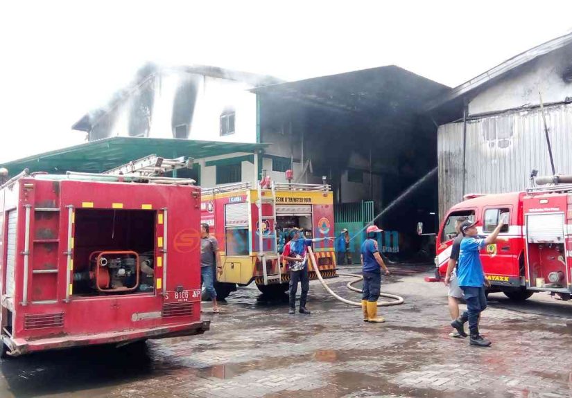 Api Lahap 3 Gudang PT ESA Kalen Jaya Mojokerto, Ratusan Karyawan Selamatkan Diri