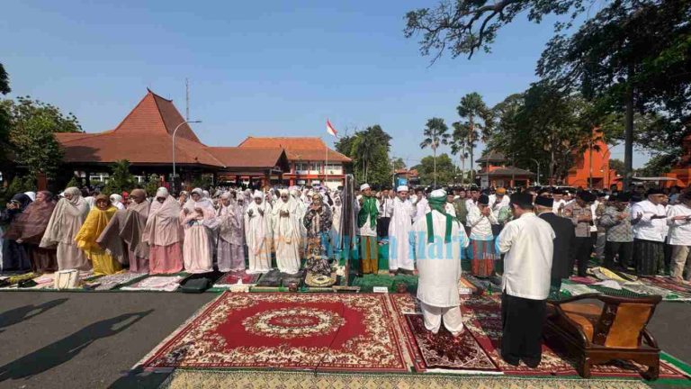 Kemarau Panjang, Khofifah dan Gus Barra Salat Istisqa di Mojokerto Minta Hujan