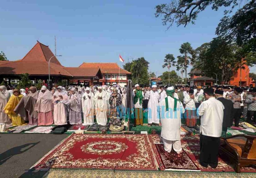Kemarau Panjang, Khofifah dan Gus Barra Salat Istisqa di Mojokerto Minta Hujan