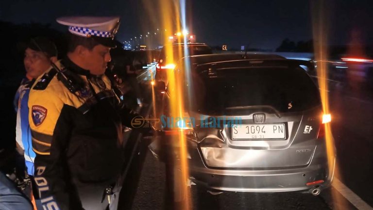 Pindah Lajur Mendadak, Honda Jazz dan Toyota Innova Terlibat Kecelakaan Beruntun di Tol Sumo KM 740