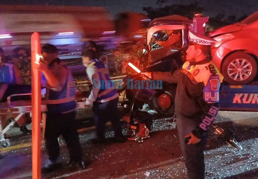 Towing Melintang Usai Tabrak Fuso, Lima Kendaraan Kecelakaan Beruntun di Tol Sumo KM 718