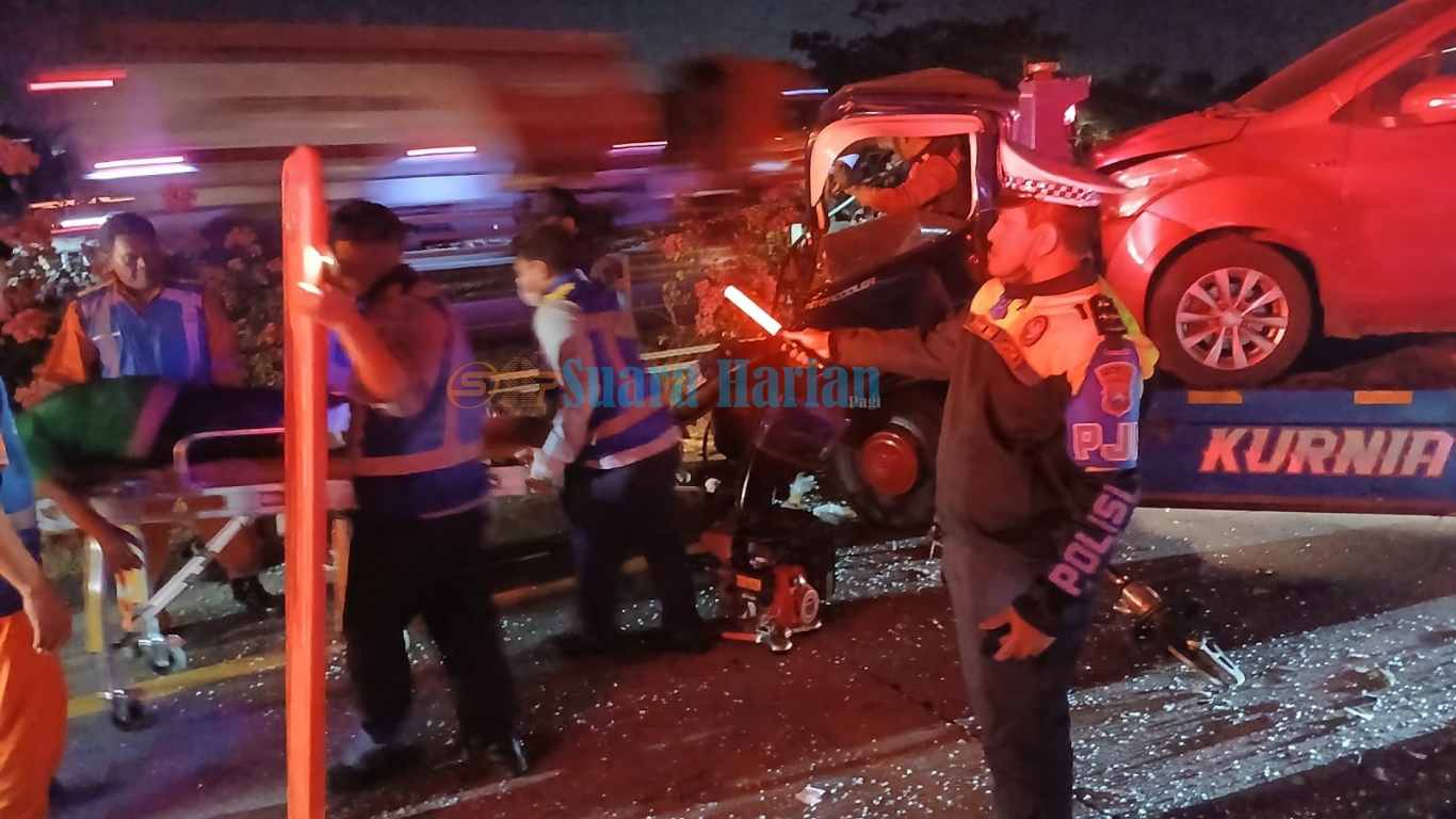 Towing Melintang Usai Tabrak Fuso, Lima Kendaraan Kecelakaan Beruntun di Tol Sumo KM 718