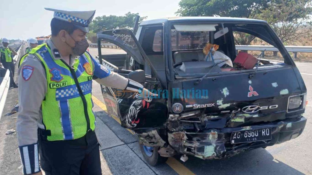 Mobil L300 Melintang di Jalur Cepat Tol JoMo, Diduga Sopir Mengantuk