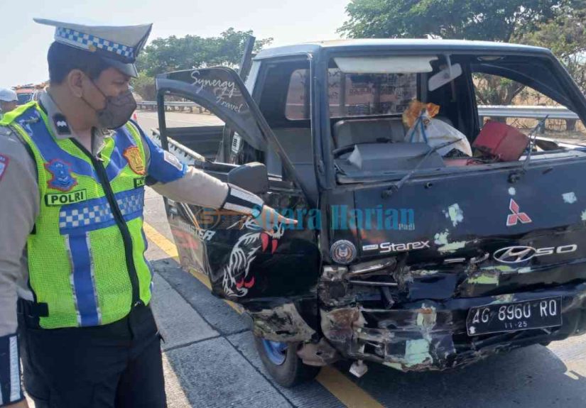 Mobil L300 Melintang di Jalur Cepat Tol JoMo, Diduga Sopir Mengantuk