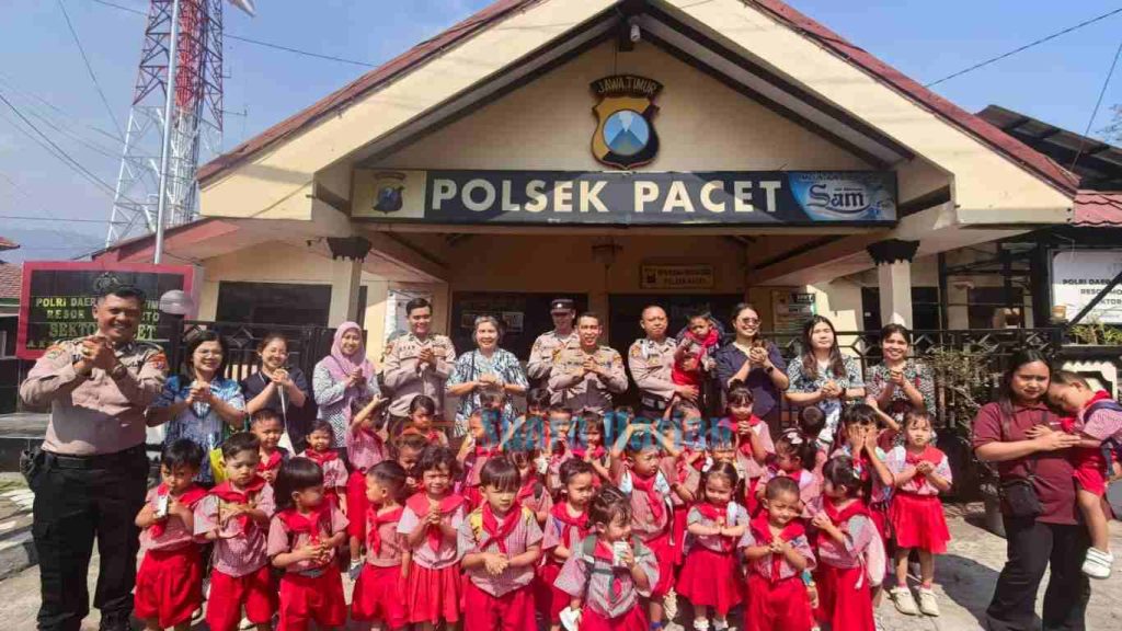Puluhan Bocah TK Memories Belajar Jadi Polisi Sahabat di Polsek Pacet, Mojokerto