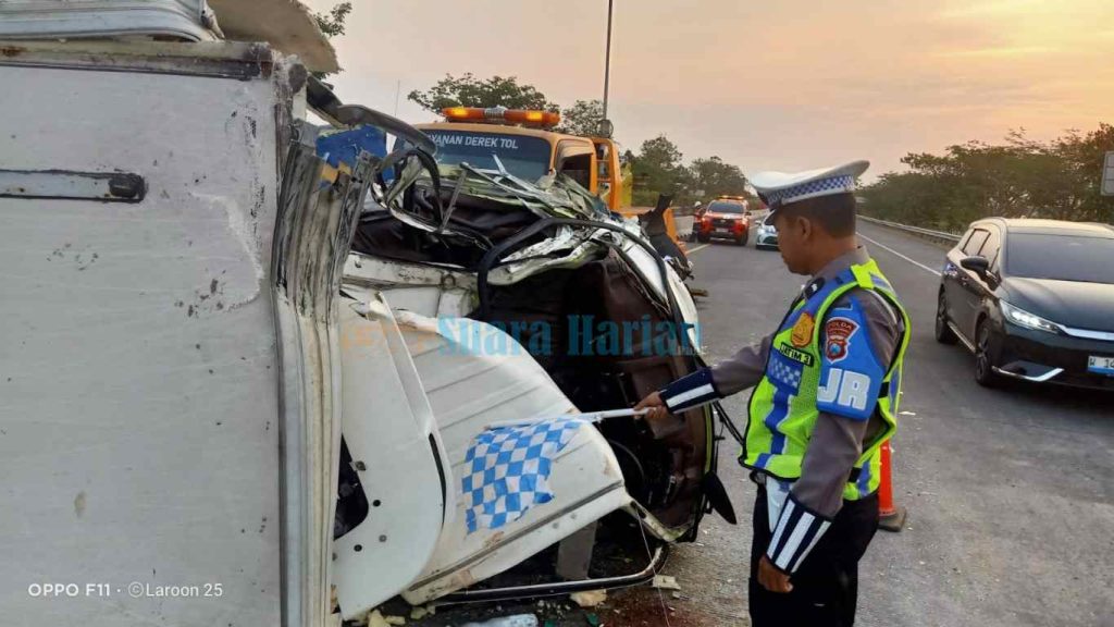 Truk Boks Terguling di Jalur Cepat Tol JoMo Usai Tabrak Truk Tangki, Dua Orang Terluka