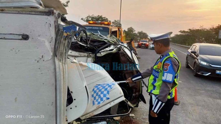 Truk Boks Terguling di Jalur Cepat Tol JoMo Usai Tabrak Truk Tangki, Dua Orang Terluka