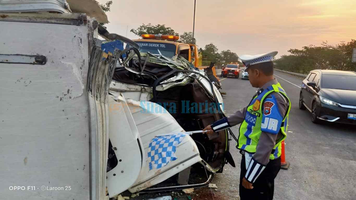 Truk Boks Terguling di Jalur Cepat Tol JoMo Usai Tabrak Truk Tangki, Dua Orang Terluka