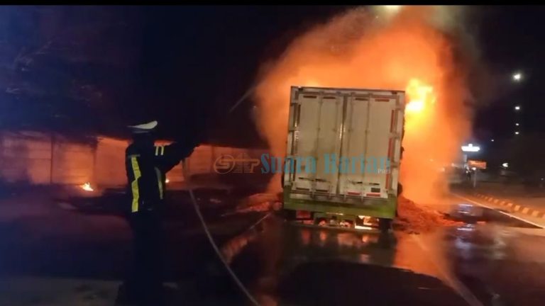 Percikan Api Muncul dari Rem, Truk Wing Boks Terbakar di Rest Area Tol JoMo 