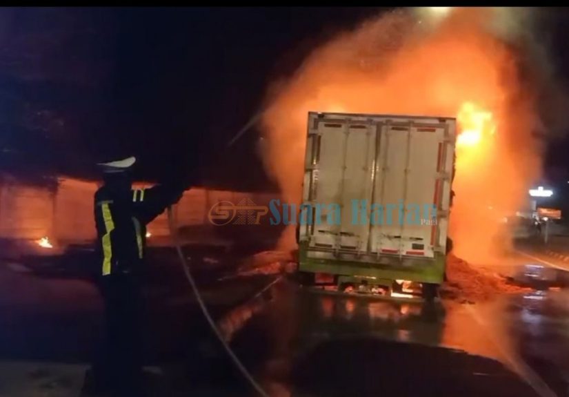 Percikan Api Muncul dari Rem, Truk Wing Boks Terbakar di Rest Area Tol JoMo 