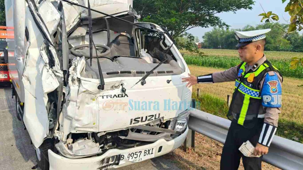 Tabrak Belakang Truk Tangki di Tol JoMo, Sopir Truk Boks Bermuatan Buah Tak Sadarkan Diri