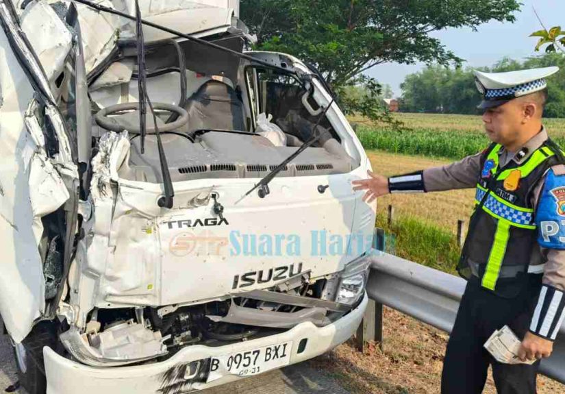 Tabrak Belakang Truk Tangki di Tol JoMo, Sopir Truk Boks Bermuatan Buah Tak Sadarkan Diri