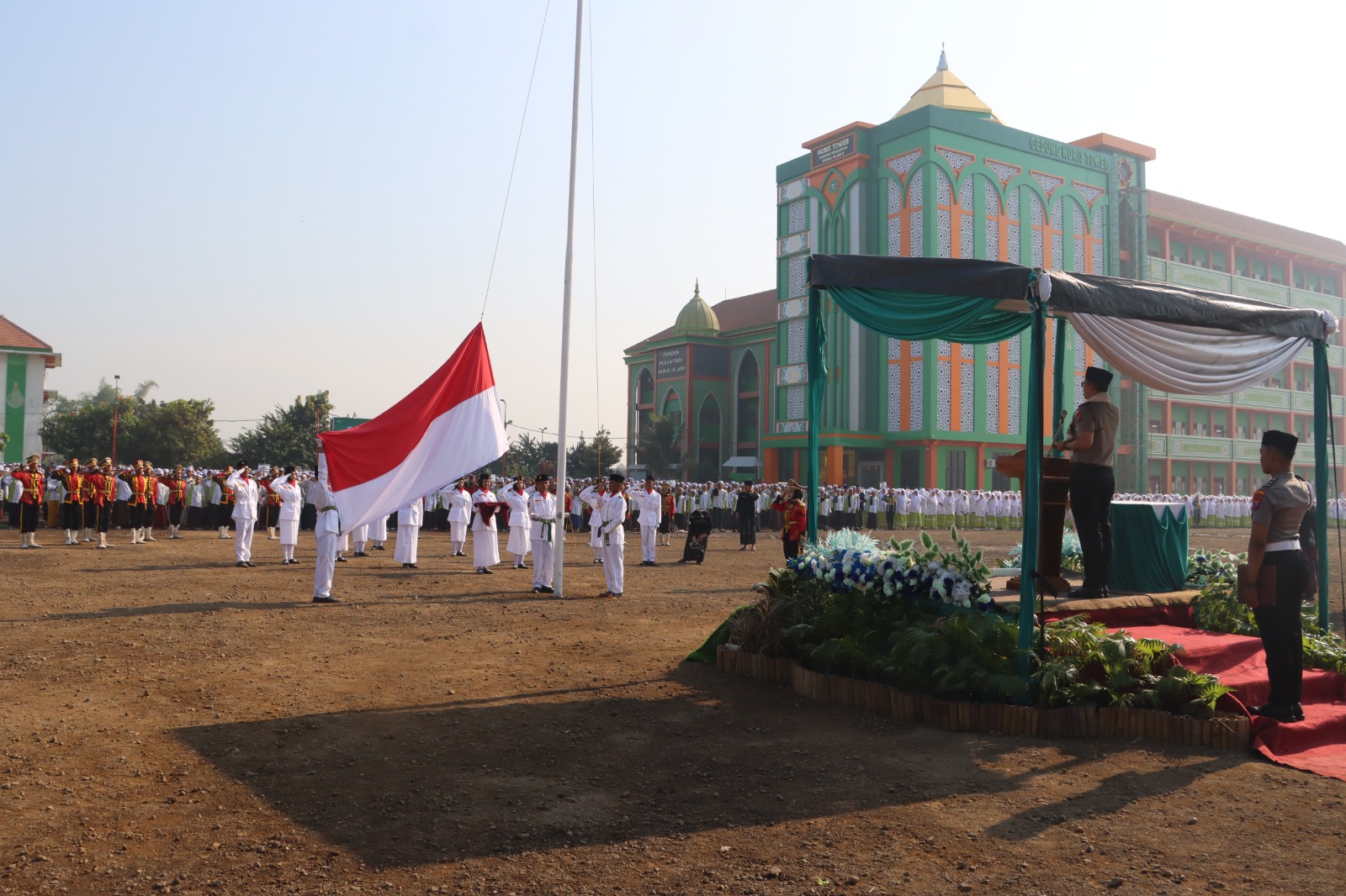 Pimpin Upacara Hari Santri 2026, Kapolres Mojokerto Hadiahi Santri Sepatu