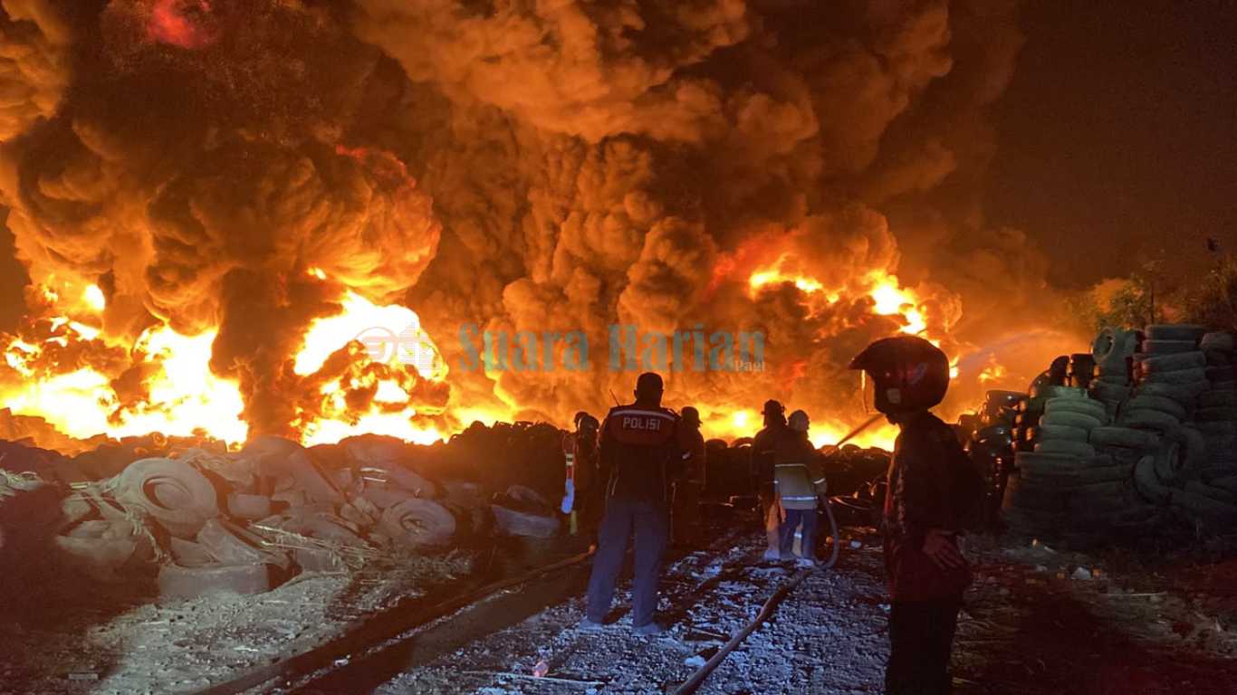 Kebakaran Gudang Ban di Domas Mojokerto, Asap Hitam Membubung dan SPBU Ditutup