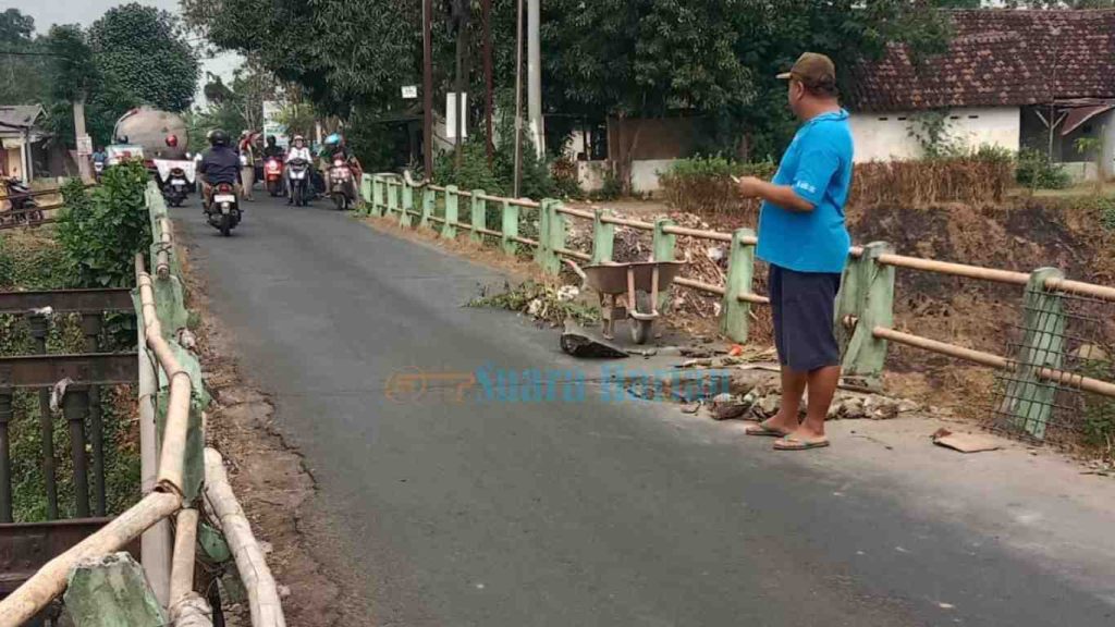 Bertahun-tahun Rusak, Jembatan Perbatasan Jombang-Mojokerto Kini Jebol