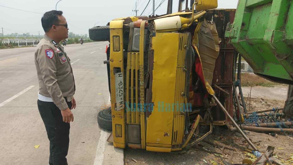 Oleng ke Kiri, Truk Bermuatan Sapi Hantam Dump Truk di Jombang