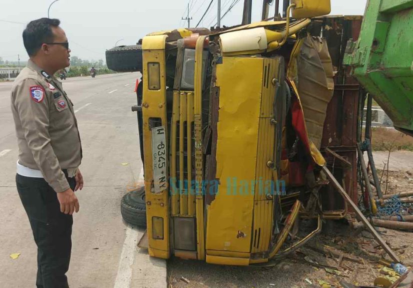 Oleng ke Kiri, Truk Bermuatan Sapi Hantam Dump Truk di Jombang