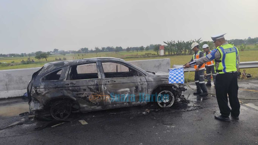 Honda CR-V Terbakar di KM 693 Tol Jo-Mo, Pengemudi Selamat