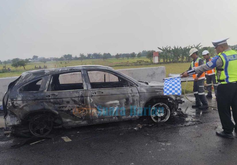 Honda CR-V Terbakar di KM 693 Tol Jo-Mo, Pengemudi Selamat