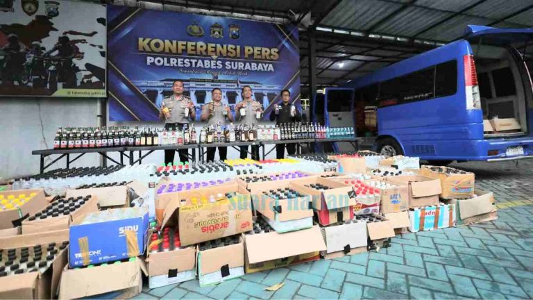 Polrestabes Surabaya Gencarkan Razia, Ribuan Botol Miras Ilegal Disita