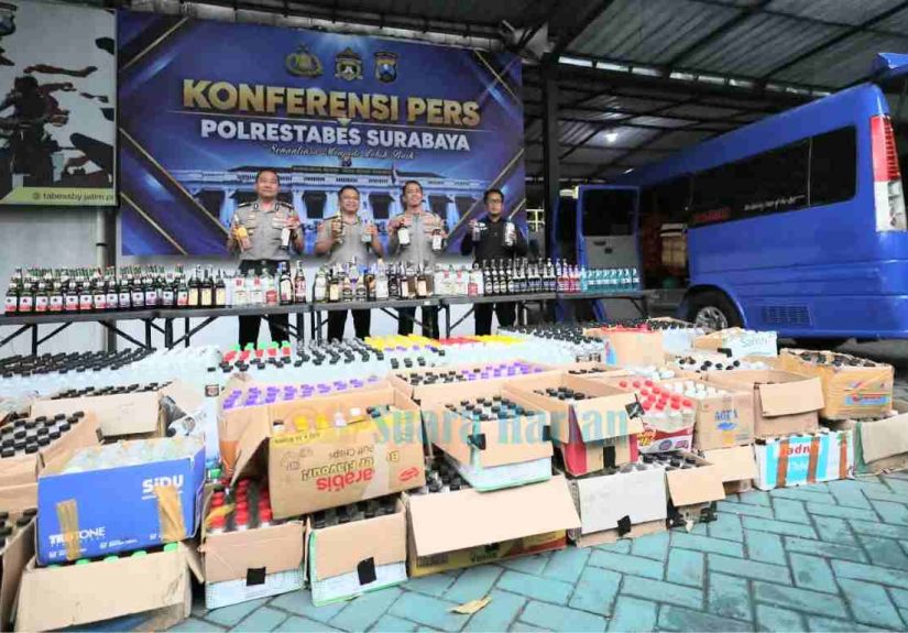 Polrestabes Surabaya Gencarkan Razia, Ribuan Botol Miras Ilegal Disita